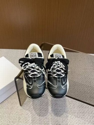冲量价: Dior Sketch 迪奥春夏走秀款涂鸦素描德训鞋 阿甘鞋 原版开发 25Ss春夏秀场出镜率最高的单品 这双鞋改变了之前印象中的阿甘鞋单一的设计风格