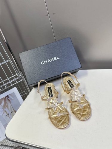 香奈儿Chanel春夏最新款粗跟凉鞋 超多网红时尚博主种草 高级感舒适 配女神们的半身裙 不规则的尖头 晚宴系列专属高跟鞋贯穿整季Lookbook完全戳中我 简