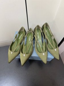 Prada 25ss 早春新款绝美尖头跟鞋 时尚界久违的极简之美经典时尚配色 毫不费力的优雅风来袭 时髦 精致 绝美 包头尖头 开边珠外穿时尚气质简约新款日常拖