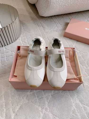 出厂价P P310 Miu 新款玛丽珍休闲鞋 上脚太好看啦 闭眼入 各种穿搭都能驾驭 百搭又舒适 一年四季都能搭配 鞋面牛皮 内里垫脚羊皮 原版开模大底 尺码3