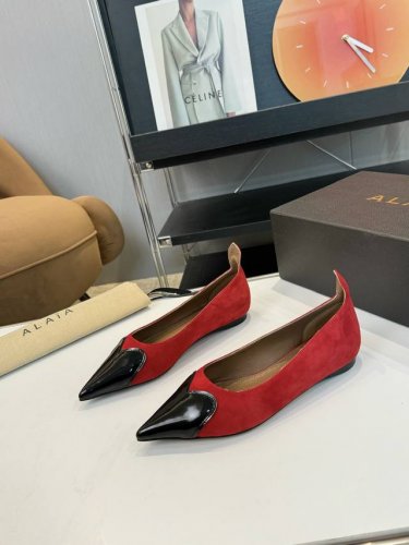 品 牌：Alaia AlAIA阿莱雅尖头高跟拖鞋！无数的名设计师都把他看作“Designer of Designers”更影响着很多人的风格！铆钉、金属环扣、紧
