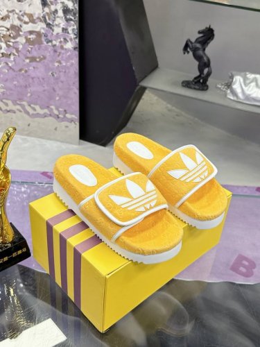 实价： 阿迪达斯联名Gucci古驰拖鞋系列 Adidas X Gucci联名系列女士Gg防水台拖鞋 作为Adidas X Gucci系列之一，这款防水台拖鞋饰有