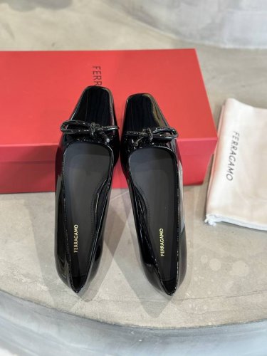 工厂p价 Ferraga*O菲拉*慕新版 Vara不对称绳结扣芭蕾舞平底鞋 如果你想拥有一款既舒适又好搭的平底鞋 选它就绝对没有错啦 这款优雅芭蕾舞平底鞋采用方