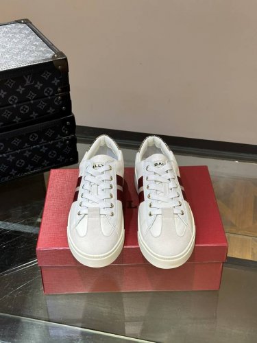 工厂P价 Bally 巴利 新款男士皮革休闲运动鞋，这款运动鞋采用柔软小牛皮革鞋面，配有经典B家三色条纹饰带装饰，后跟饰有撞色皮革点缀，鞋头反绒牛皮拼接，经典运