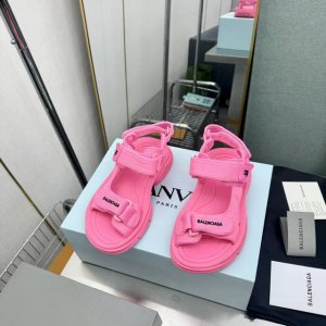balenciaga新款Tourist系列 巴黎世家魔术贴凉鞋走秀款 原版购入开模量产 上脚超级舒适 搭配袜子更好看 鞋面由尼龙网格面料搭配莱卡面料制作 三根魔