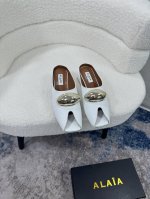 橙子出厂价p Alaia 2025春夏新款 金属扣方头鱼嘴粗跟拖鞋 复古法式凉拖 包头半拖 上脚舒适度拉满 好看好穿又轻便 随意搭配 筒约又高级 大胆前卫的设计