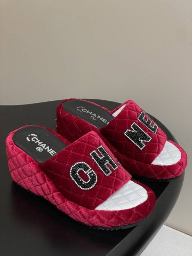chanel香奈儿 25Ss春夏新款小香字母钻扣厚底凉鞋拖坡跟一字拖鞋 c家经典字母扣设计 温柔风一整个拿捏了 夏天该有的气息 一字拖必备单品 上脚慵懒舒适 鞋
