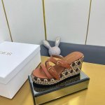 出厂价pp Dior Chrono迪奥 高版本新款凉鞋. 简约超级百搭. 上脚完美奢华可任意搭配春夏服饰. 脚感更是舒适！ 材质原版完美复刻. 原版拆解开模.