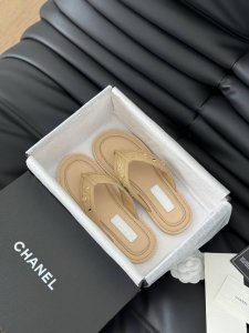 chanel 24S手工坊夹脚拖鞋 简约又不失甜美俏皮！ 鞋面牛皮，原版五金。 纯色面料清爽易搭，搭配扣子好看！ 内里羊皮 真皮大底 Size:35-39 其他