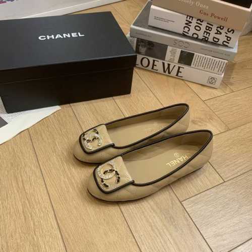 chane* 小香经典大双C 芭蕾舞鞋 一起做个奶乖奶乖的香香女孩呀 看到这双鞋的时候我是直接原地心动 经典与艺术感兼具 日常出街造型随你凹 鞋面采用进口小牛皮