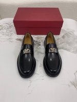 valentino华伦天奴新款男士乐福鞋 品牌Logo装饰设计 时尚休闲皮鞋 这款乐福鞋采用进口牛皮鞋面 内里本染小牛皮 小牛皮鞋垫 上脚柔软舒适透气 配原盒全