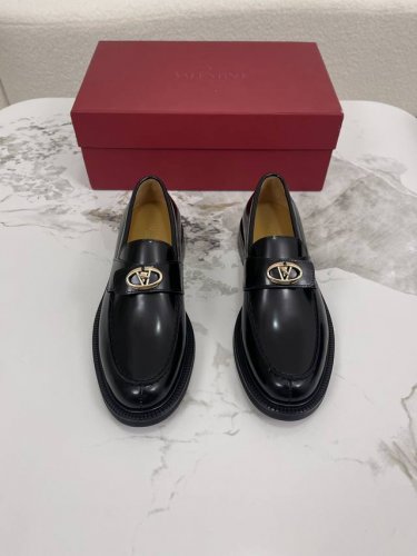 valentino华伦天奴新款男士乐福鞋 品牌Logo装饰设计 时尚休闲皮鞋 这款乐福鞋采用进口牛皮鞋面 内里本染小牛皮 小牛皮鞋垫 上脚柔软舒适透气 配原盒全