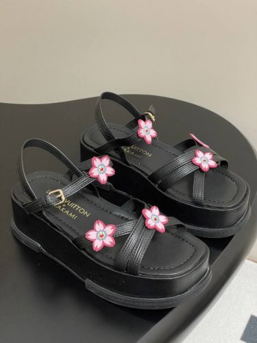 25Ss春夏新款Louis Vuiteeon Lv Maya Flatform 凉鞋防水台厚底凉鞋樱花凉鞋 本款 Maya Flatform凉鞋选用光滑牛皮革