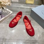 出厂价p prada 普拉达Ss春夏新品 闪亮登场 玛丽珍平底芭蕾舞鞋 柔软舒适 ，小红书各大博主推荐，妥妥的学院风通勤1-1开发 圆头金色三角标扣 面料 ：漆