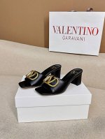 顶级版-真皮底Valentino 经典百搭V扣粗跟后空拖鞋 出厂 ────── 面料：牛皮 漆皮 ────── 内里：全粒面羊皮 ────── 大底：意大利真皮