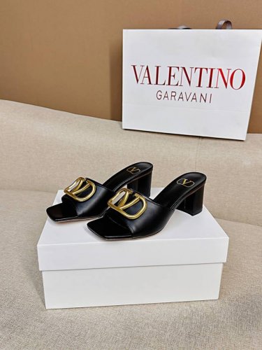 顶级版-真皮底Valentino 经典百搭V扣粗跟后空拖鞋 出厂 ────── 面料：牛皮 漆皮 ────── 内里：全粒面羊皮 ────── 大底：意大利真皮