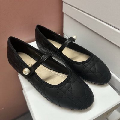 迪奥新设计师Maria Grazia Chiuri最新力作J'adior编织皮面系列，芭蕾跳舞鞋。一经推出立即火爆全球，众多明星网红同款，给您呈现完美的原单货品
