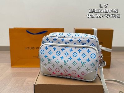 Lv 邮差包相机包 复古有颜值好看百搭 休闲又不失优雅 简直美翻了 尺寸： 26 20