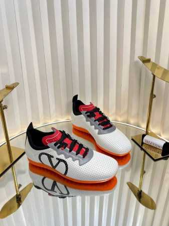 顶级版本: 女款 Valentino 2025华伦天奴最新春季运动鞋！渐变色一体鞋面，Runboot运动轻盈舒适，蓝球鞋、跑步鞋、时尚运动鞋集于一体的多功能设计 - 点击图像关闭