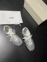 Unfolio 新品网面拼接设计，透气又轻盈。简约系带造型，随性中透着精致 。无论是运动风穿搭还是休闲造型，都能轻松适配，让你轻松走在潮流前沿。鞋面牛麂皮 牛皮