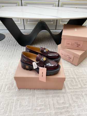 出厂代购级 Miu Miu 24ss 秋冬系带 厚底 金币 乐福鞋 为你打造纤细大长腿 高级感十足，鞋面中间嵌入 复古又时髦，藏起来这种可爱小心思又甜又酷 鞋型 - 点击图像关闭