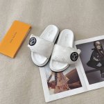橙子出厂价P Louis Vuitton 路易威登 Lv新款 魔术贴平底拖鞋 休闲凉拖 情侣款 代购级别！高级感十足！国内外博主刷爆的一款，复古又时髦 上脚美炸