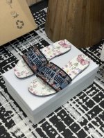 平底 -高跟210-25ss夏季新款Dior Dway粗跟电绣一字凉拖鞋2025最新配色这款 Dway 带跟凉拖是一款历久弥新的经典单品，饰以彼得罗 鲁福 Pi
