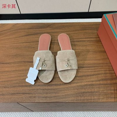 Loro Piana 羊京平底拖鞋。鞋面羊京，羊皮内里及垫脚。真皮中底，真皮包跟。进口真皮大底。码数：34-42 34、40、41、42定制不退换 批：