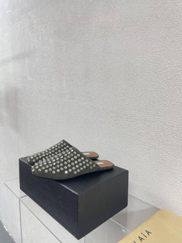 拖鞋 Alaia 来自巴黎 水钻芭蕾 一见倾心 皮面款 一双完美取代小白鞋的新型时尚芭蕾鞋， 配上不同款式，不同风格都能轻松驾驭，无论牛仔裤，西装裤，还是百褶裙