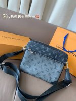 Lv包包男士三合一黑武士三件套 Lv推出的三合一爆火 股多种包包的流行风潮。 非常难得的是，三合一又出了男士款 而且是黑色老花与反色黑老花的拼接，黑老花迷肯定是