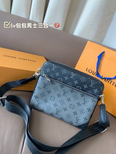 Lv包包男士三合一黑武士三件套 Lv推出的三合一爆火 股多种包包的流行风潮。 非常难得的是，三合一又出了男士款 而且是黑色老花与反色黑老花的拼接，黑老花迷肯定是