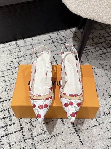 louisvuitton 25 夏季限定 樱桃风 细跟 凉鞋 最新夏季限定 樱桃风系列 采用彩色以及鞋面的大面积底色作为对比 创造出樱桃彩色元素风格 成就了又一