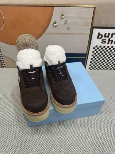 顶级版本 PRADA 普拉达秋冬新款厚底高帮雪地靴鞋这款牛筋底上脚非常舒适，今年非常爆，穿上 增高 休闲两不误，清爽的表现足以表达对鞋子的个个细节的把控， 面料