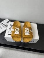 Loewe 罗意威 25Ss春夏新款 情侣款 博肯拖鞋 真的一鞋难求 真的超级好看 姐妹们给我冲 博肯拖鞋 皮革绒面双扣时尚休闲平底鞋 牛皮绒面革质地柔软搭配可