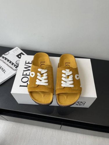 Loewe 罗意威 25Ss春夏新款 情侣款 博肯拖鞋 真的一鞋难求 真的超级好看 姐妹们给我冲 博肯拖鞋 皮革绒面双扣时尚休闲平底鞋 牛皮绒面革质地柔软搭配可