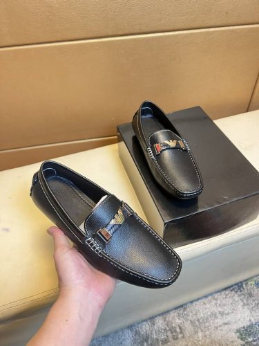 阿玛尼 香港原单品质豆豆鞋。精湛工艺 高端精品男士休闲款 懒人套脚乐福款 此款面料采用进口顶级意大利原版亮皮羊里 里更为高档 原版防滑耐磨橡胶大底驾车唯一选择皮