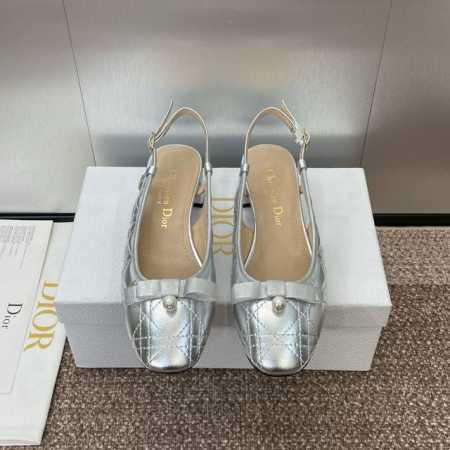 迪奥 Dior 2024春夏高定系列新款 Ballet 标志性电绣藤格纹低跟芭蕾舞女鞋 CD字母logo珍珠扣粗跟蝴蝶结凉鞋 材质：进口金属羊皮 环保藤格纹粗花 - 点击图像关闭