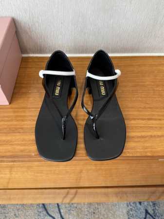 顶级品质 Miumiu Ss25 New Arrival～ Miu家2025春夏粗跟夹趾凉鞋新品 时髦精一定要Get的一双凉鞋，丰富视觉效果 时髦但不会过于凌厉 - 点击图像关闭