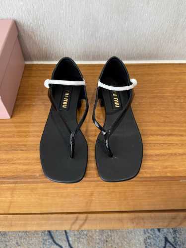 顶级品质 Miumiu Ss25 New Arrival～ Miu家2025春夏粗跟夹趾凉鞋新品 时髦精一定要Get的一双凉鞋，丰富视觉效果 时髦但不会过于凌厉