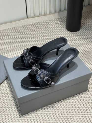 25Ss春夏新款Balenciaga金属铆钉机车朋克风高跟拖鞋辣妹必备这双CAGOLE拖鞋鞋型是淑女拖鞋上面的铆钉又超级朋克街头简直太别致了 INS爆款 甜酷g