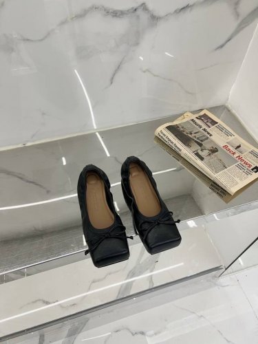 高版本 ‘’ Jacquemus 2025 ss 时髦方头单鞋时髦方头单鞋、品质依旧、区别市面抢出版本、自购原版独立开发、鞋面采用订制羊皮、意大利混种小羊皮垫脚