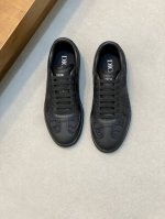 迪奥 迪奥新款休闲运动鞋 定义你的时尚步伐 大胆采用创新科技面料 打造出极具未来感的鞋身轮廓 轻盈透气的网眼材质 搭配质感独特的涂层工艺 呈现出令人耳目一新的视