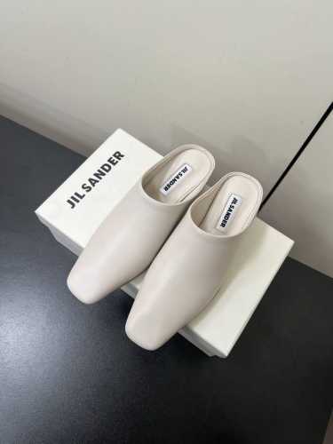 Jil Sander 25 小方头坡跟皮拖 穆勒鞋 对鞋子有强烈要求舒适感的 必入的一款，適合懶人穿的 一套进去就可以出門了，知性有個性的姐妹不要錯過 鞋面：牛