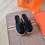 橙子出厂价p hermes 爱马仕24Ss早春新品 防水台坡跟厚底凉拖鞋 H型凉鞋 经典靴型+英伦拼色设计 经典耐看 原版倒模楦型 极致1:1形体 进口高端织针