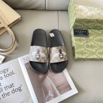 出厂： Gucci 古驰2025顶级专柜 初夏情侣新款 官网上新 独家首发 Gucci 古驰 25S 初夏情侣拖 古驰拖鞋 古驰情侣穿搭 Gucci拖鞋 Guc