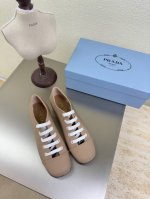 漏脚背 绑带单鞋 Prada 方圆跟 3.5 Cm 简约设计 搭配三角标 Logo 的设计和简约的线条 很有格调 简单纯粹得色调 原版开模 舒适炸街 原版 杏色