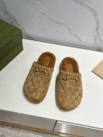 出厂 、Gucci古驰 24ss 秋冬新款 平底羊毛拖鞋 超舒适的 双带毛拖 简约随性 时髦有范，慵懒又不乏高级感，最舒适的拖鞋没有之一 随意上脚都好看有型，绝