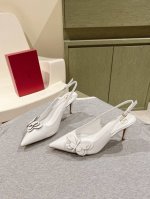 四季百搭系列！你的鞋柜缺一双吧？代购级别！ VALENTINO 整个系列台资工厂出品！进出专柜无压力！ROCKSTUD 华伦天奴铆钉漆皮芭蕾舞平底鞋 ONE S