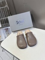 男装10 Balenciaga巴黎世家 X Scholl联名款木塞底勃肯拖鞋 凉鞋 以巴黎世家的设计才思融合 Scholl 的工艺专长，打造格外舒适的护足鞋履与