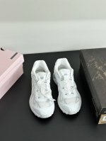 联名款动感线条机能户外跑鞋 多种鞋面材质，构造了丰富的鞋面层次，为鞋款增添摩登现代感。 鞋款独特的波浪形 Sensifit系统设计勾勒出鞋身的流动感线条，并结合